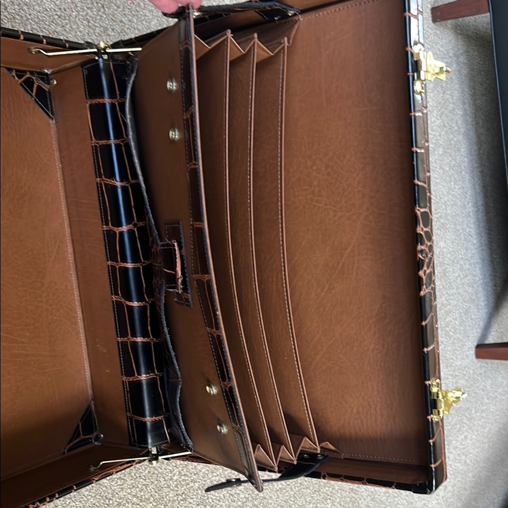 Elegant Black and Brown Crocodile Pattern Briefcase - Picture 14 of 16
